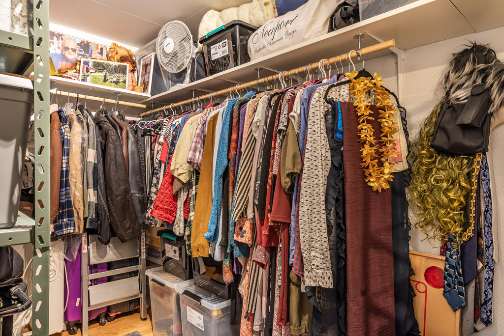 Stor klädkammare intill entrén.