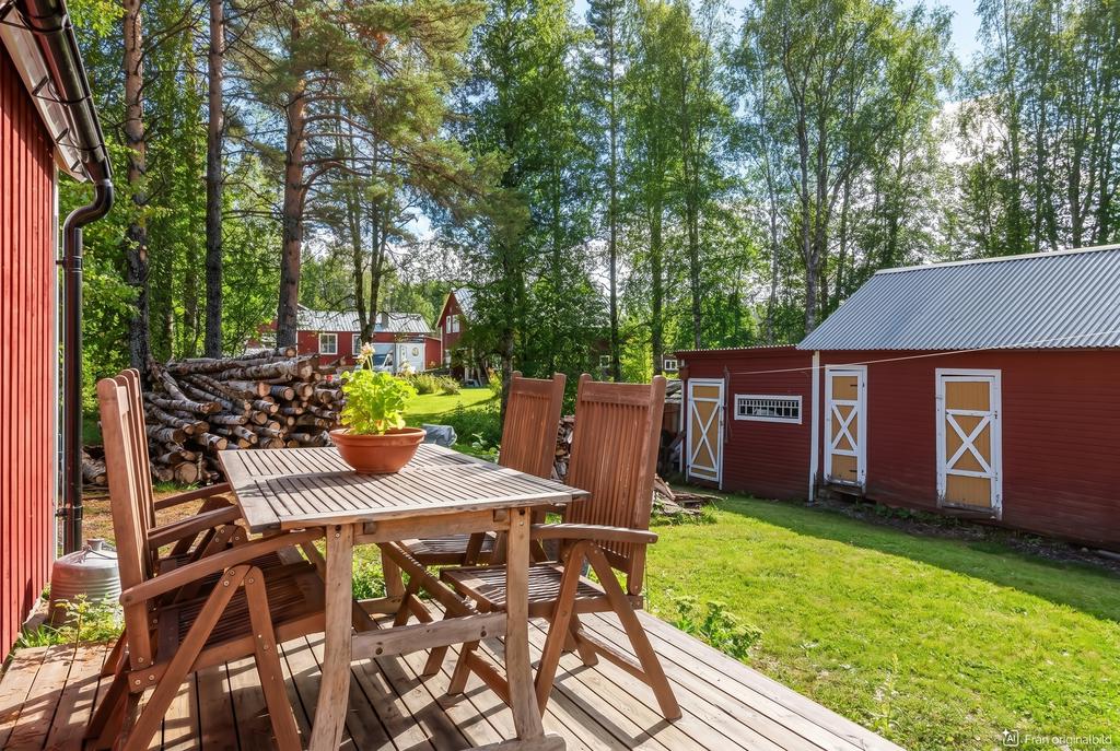Härlig uteplats intill entrén 