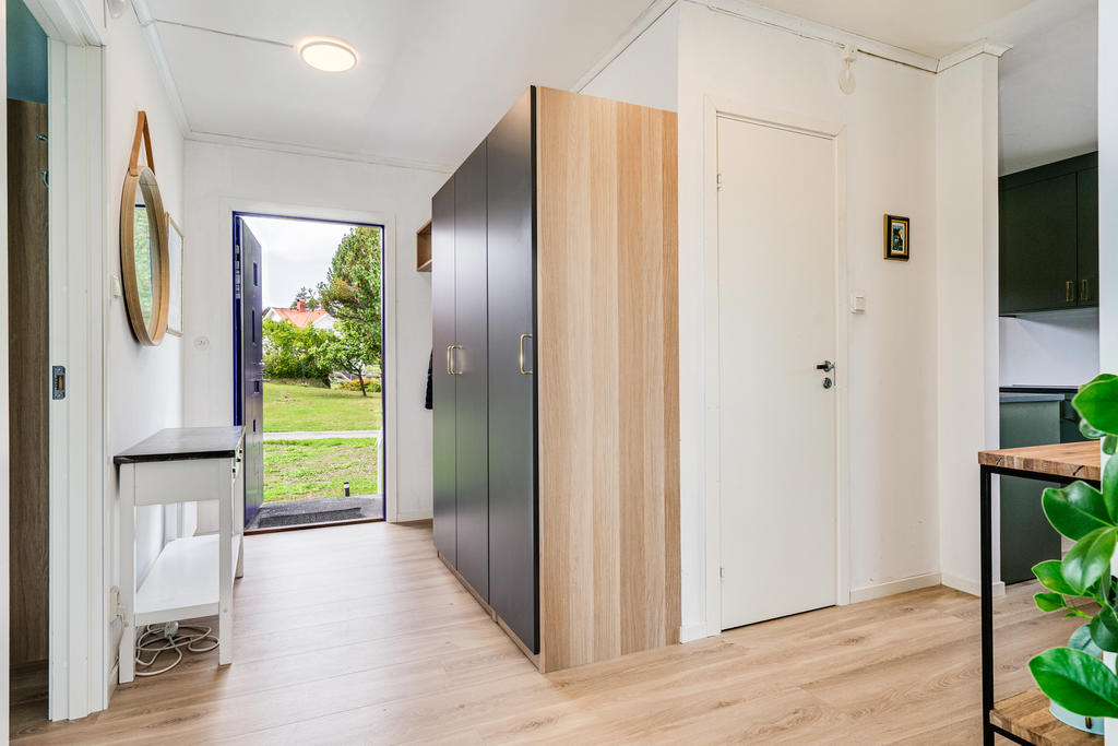 Entréhall med nya garderober- Välkommen in!