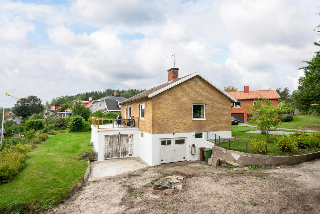 Två garage i huskroppen.