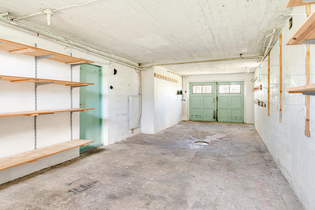 Rymligt garage med gott om plats för bil och redskap.