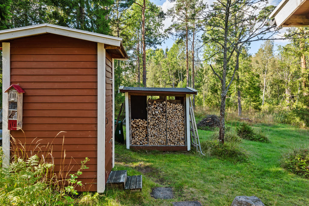 Utedasset och vedboden