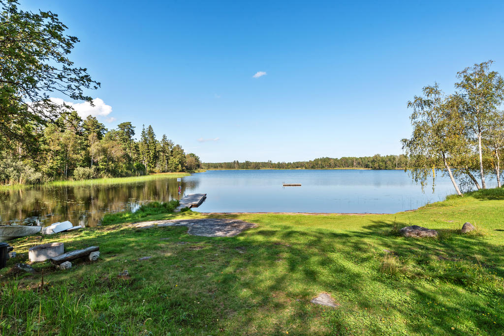 Badplats i Grytsjön med brygga och badflotte