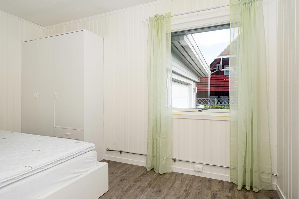 Sovrum 1. Inbyggda garderober.