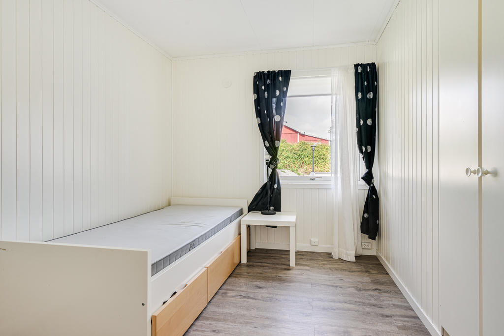 Sovrum med inbyggda garderober.