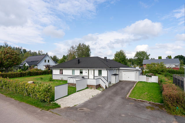 Välkommen till Häggvägen 3! Välskött och smidigt planerad enplansvilla om131 kvm och 5 kvm (bi-area) beläget i familjevänligt område med närhet till både förskola och grönområde.