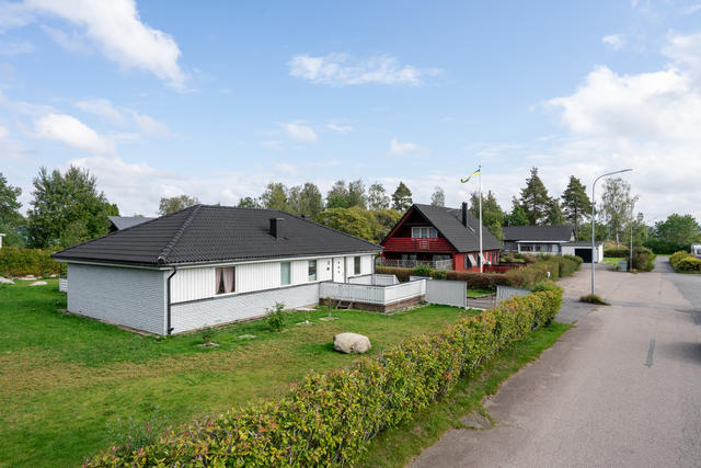 Lättskött trädgårdstomt om 998 kvm med plast för både sociala aktiviteter och barnlek.