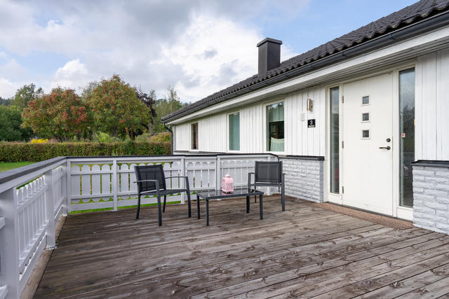 Trivsam veranda med plats för utemöbler.