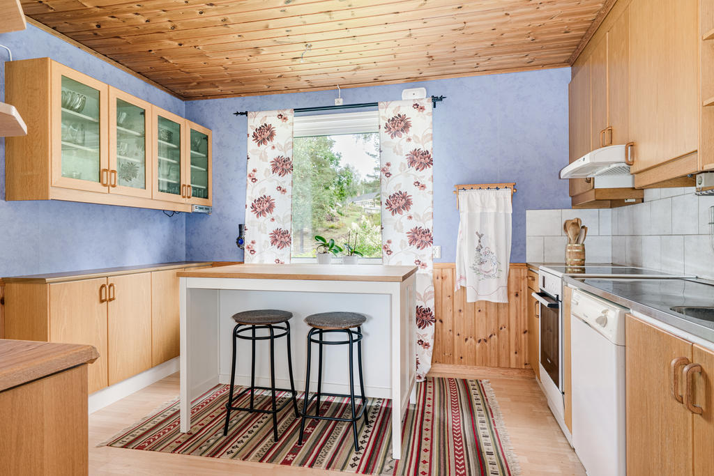 Praktiskt kök med rymlig bänkyta och separat matplats.
