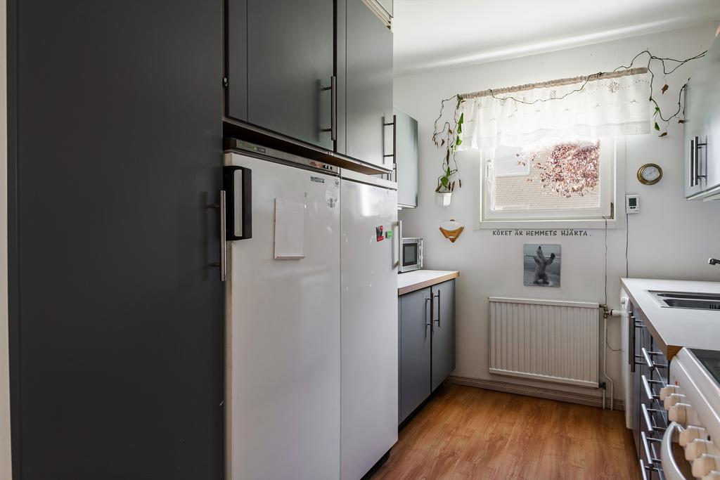 Parallellkök med fina förvaringsmöjligheter