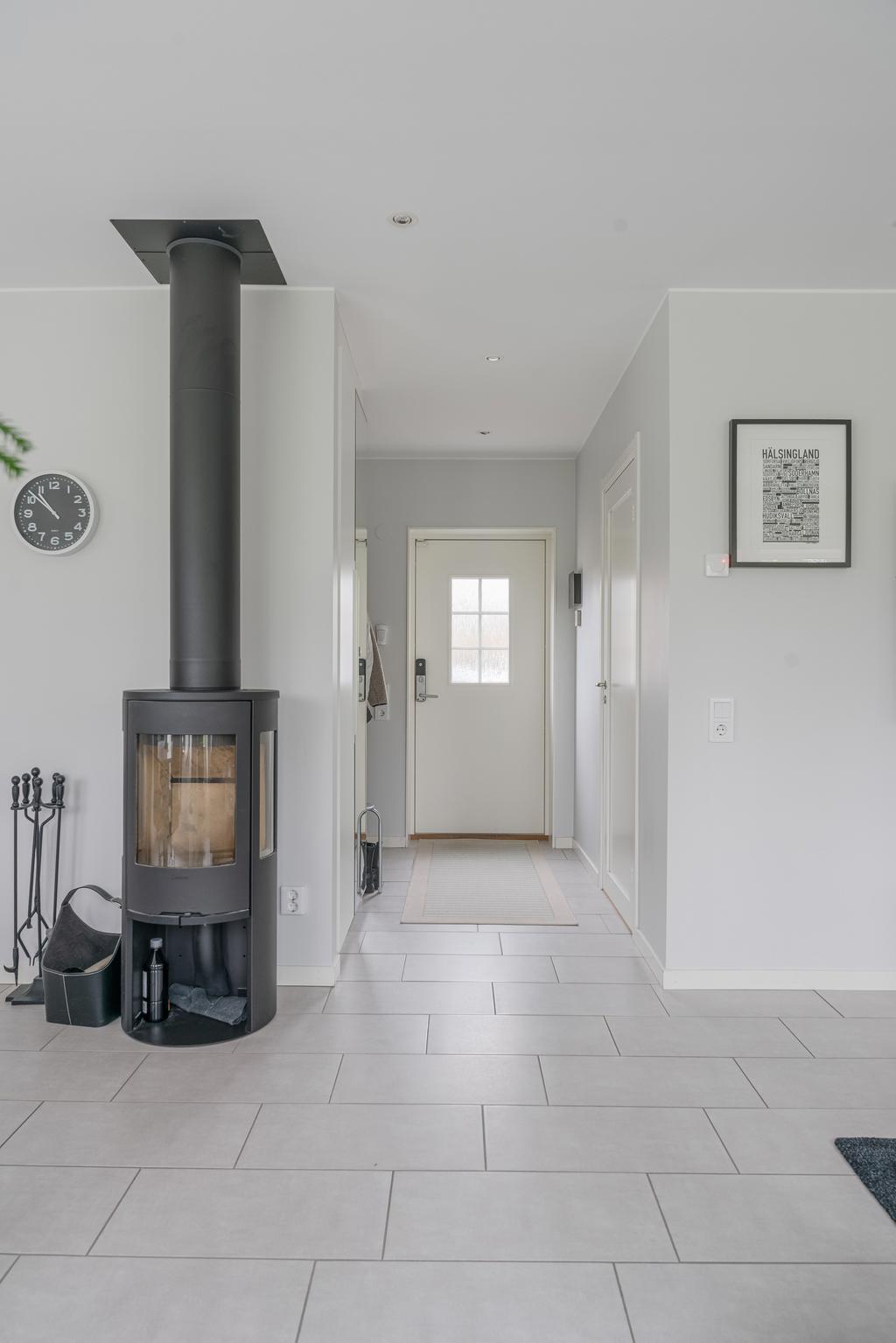 Inbjudande entré med plats för avhängning samt gäst-wc.