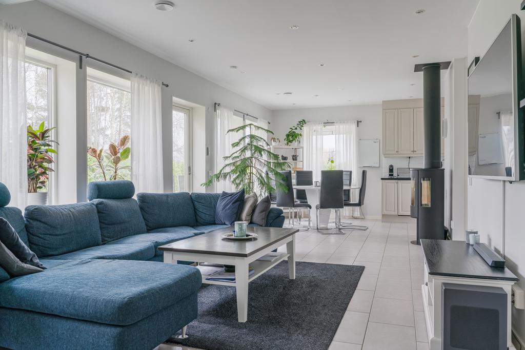 Öppen och social planlösning mellan kök, matplats och vardagsrum.