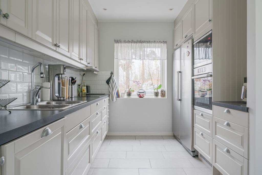 Praktiskt och klassiskt kök med massor av förvaring.