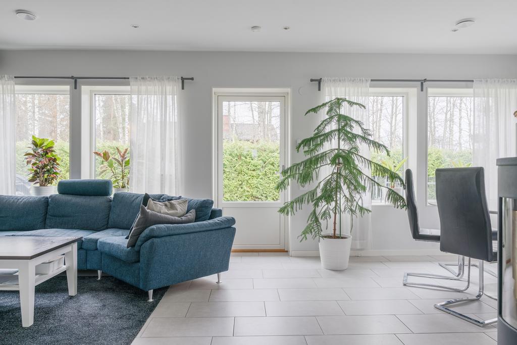 Stort ljusinsläpp och utgång till altanen.