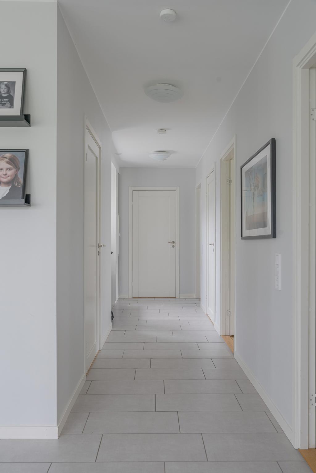 Inre hall med tre sovrum, badrum samt tvättstuga.