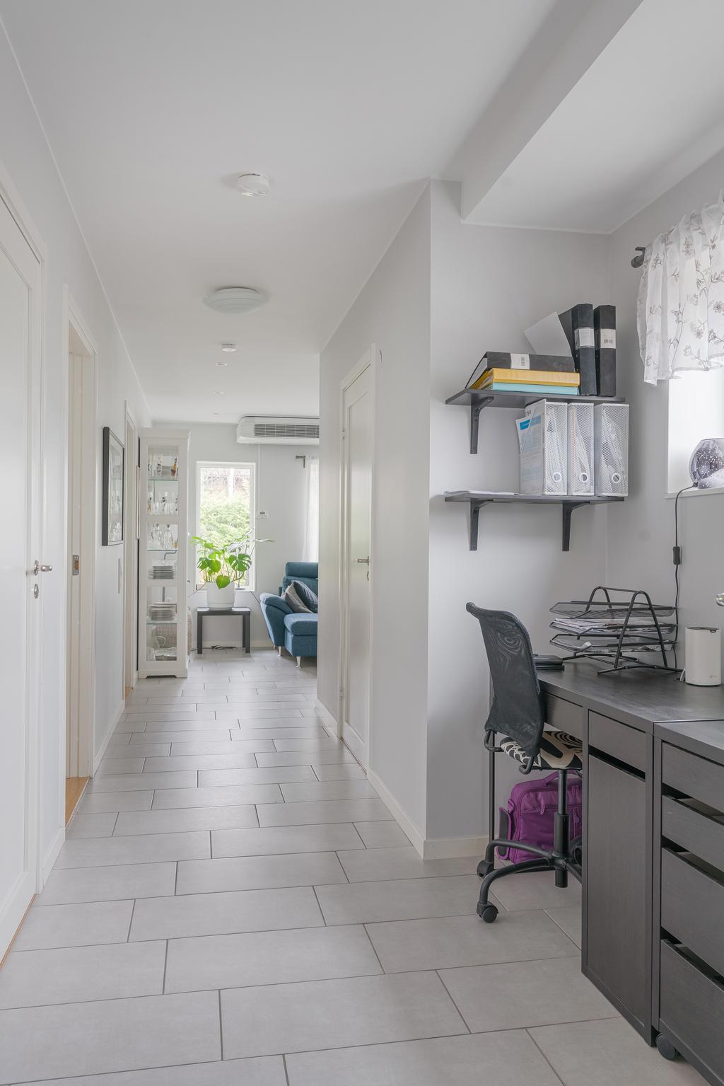 Möblerbar yta i hallen.