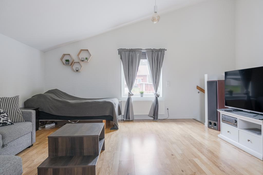 Sovrum 4 ligger på övre plan. Perfekt som Master bedroom, gästrum, tonårsrum eller extra allrum.
