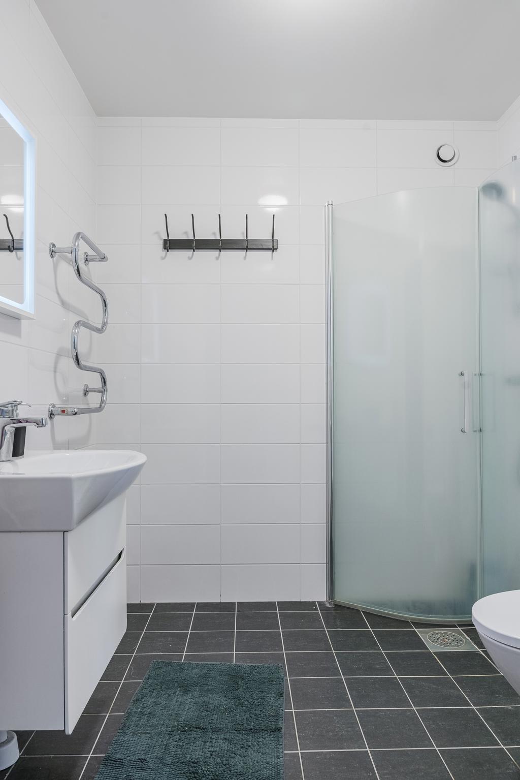 Badrum från sovrum 4 på övre plan.