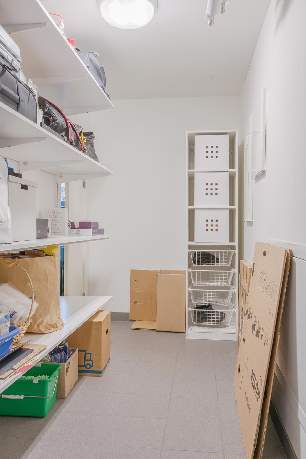 Förråd på entréplan med entré från garaget.