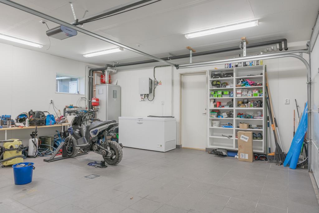Stort uppvärmt garage med entré till huset.