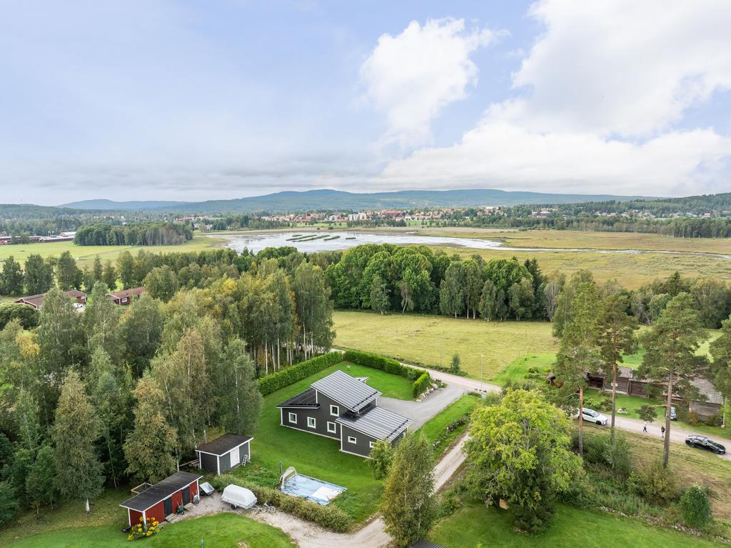 Läget är svårslaget med närhet till naturen med fina möjligheter till promenader runt Limsjön eller upp mot Åsledsberget, förskola, golfbanan och fina bad- och båtmöjligheter. 