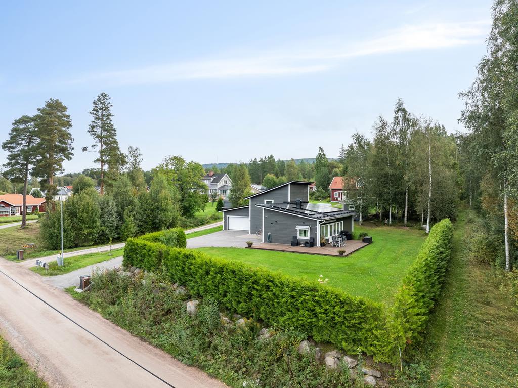 Den stora gräsytan bjuder in till lek och aktivitet, samtidigt som den inramande häcken skapar ett insynsskyddat och privat läge.