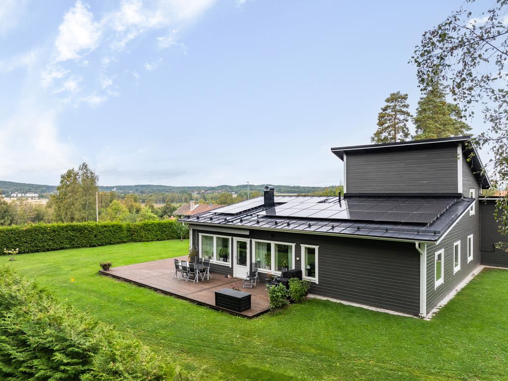 Den rymliga altanen i härligt söderläge blir snabbt en favoritplats.