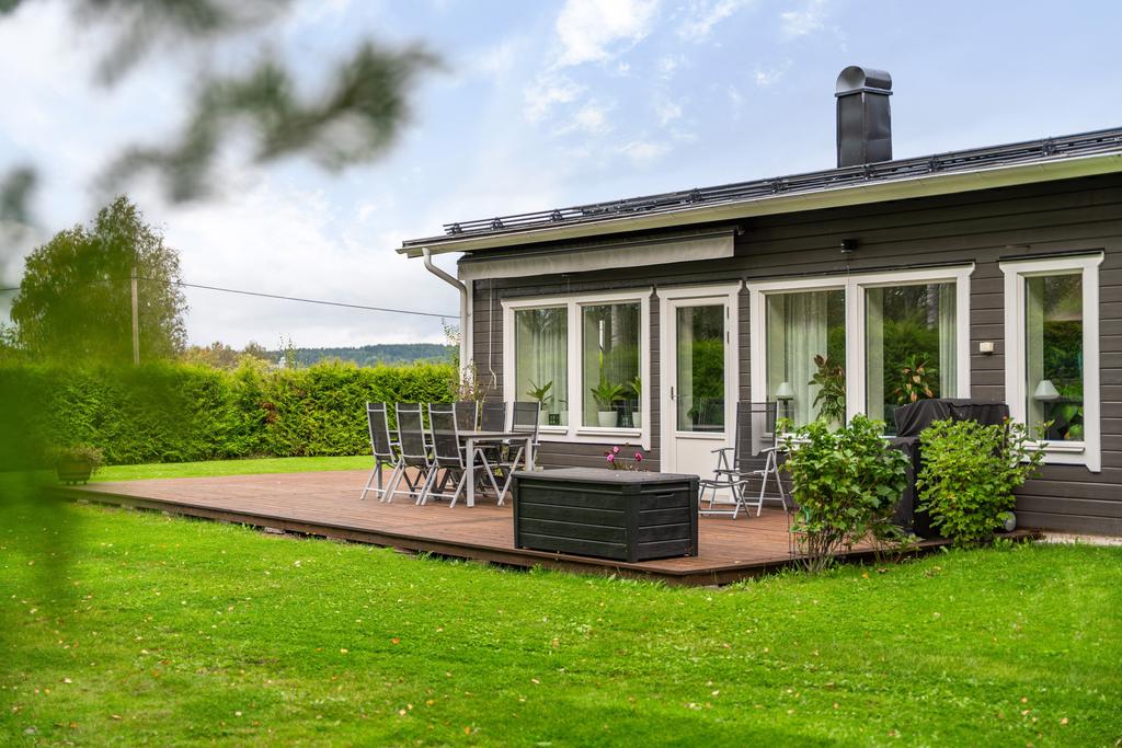 Den rymliga altanen i härligt söderläge.