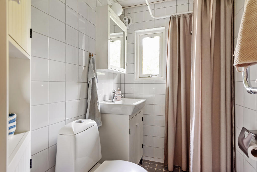 Fräscht duschrum med wc i stora huset