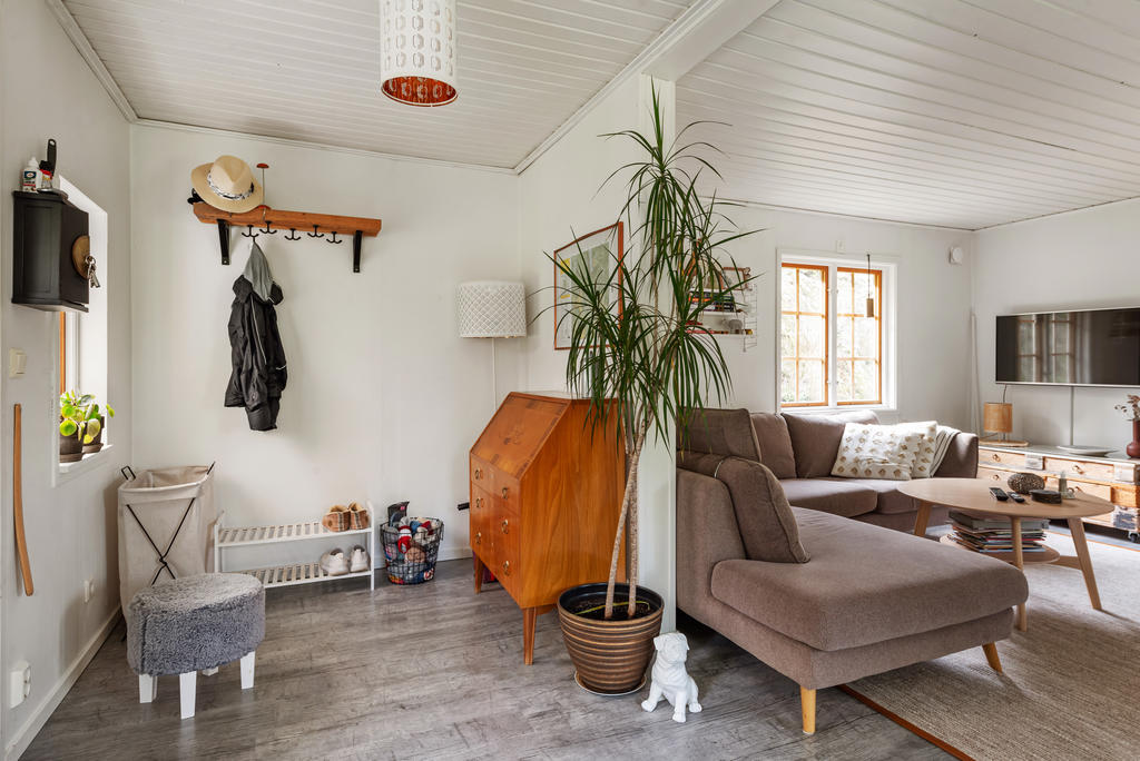 Rymlig hall i stora huset. Möjligt att skapa ytterligare ett sovrum