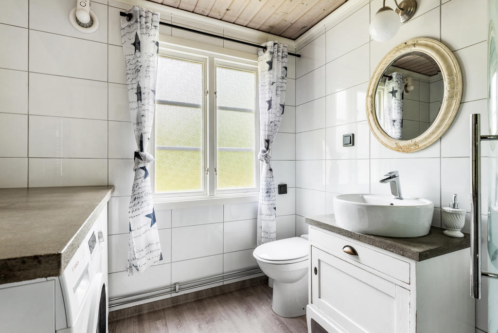 Fräscht duschrum med golvvärme, tvättmaskin och wc