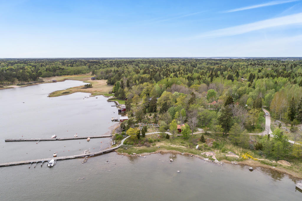Vy mot området och båtbrygga