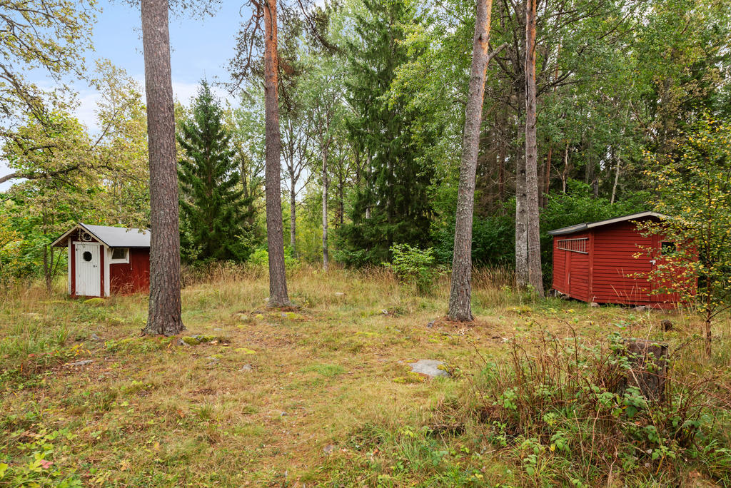 Vedbod/tidigare utedass samt förrådsbod 