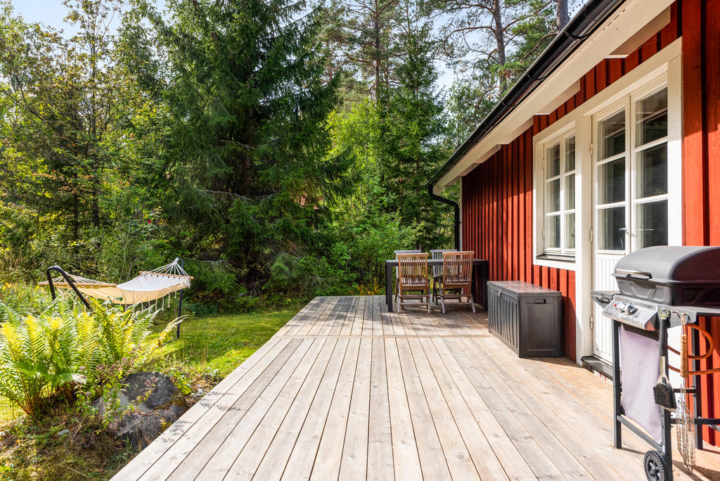 Trälagd altan med access från allrummet