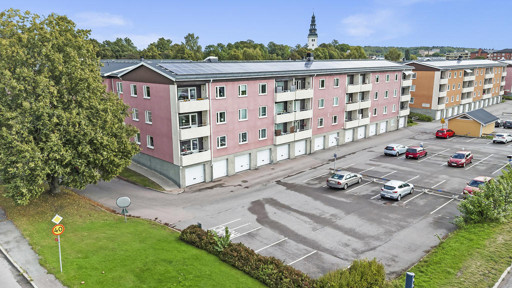 Balkongsidan mot parkeringen