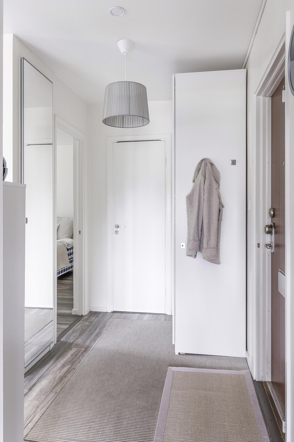 Hall med klädförvaring