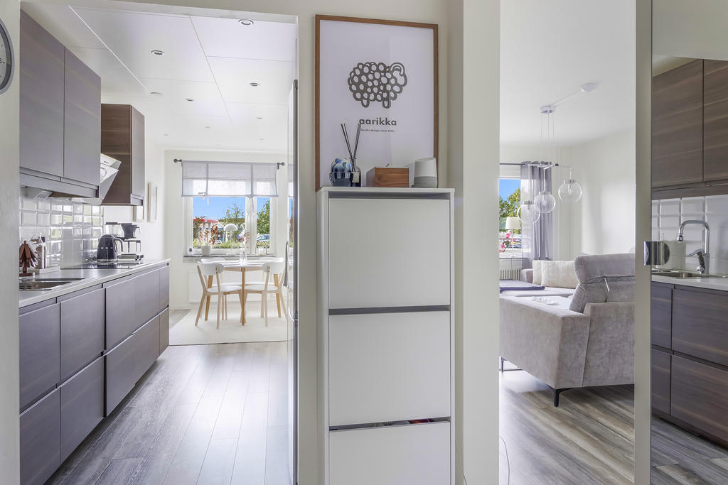 Hall in mot lägenheten