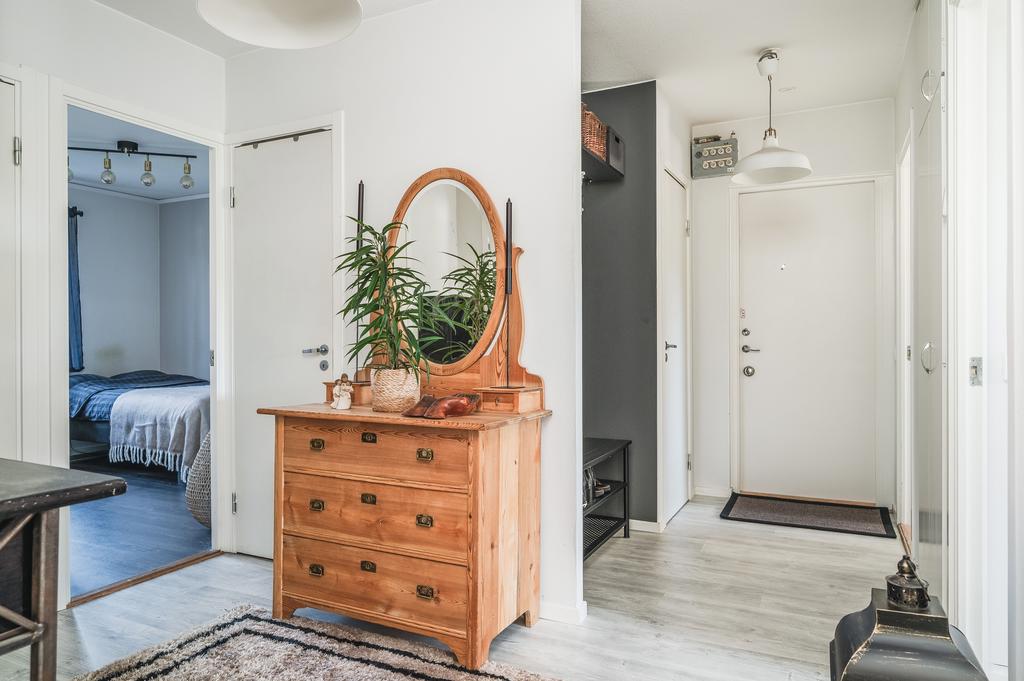 Klädkammare till vänster