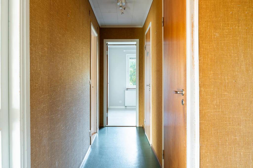 Hall mot sovrum och badrum