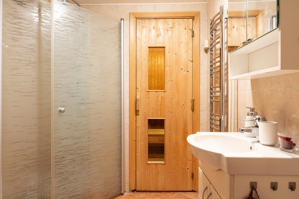 Badrum med dusch och bastu i källaren