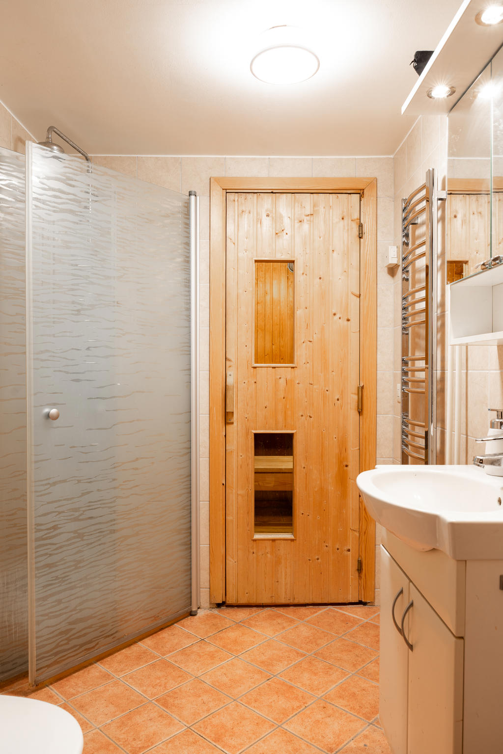 Badrum med dusch och bastu i källaren