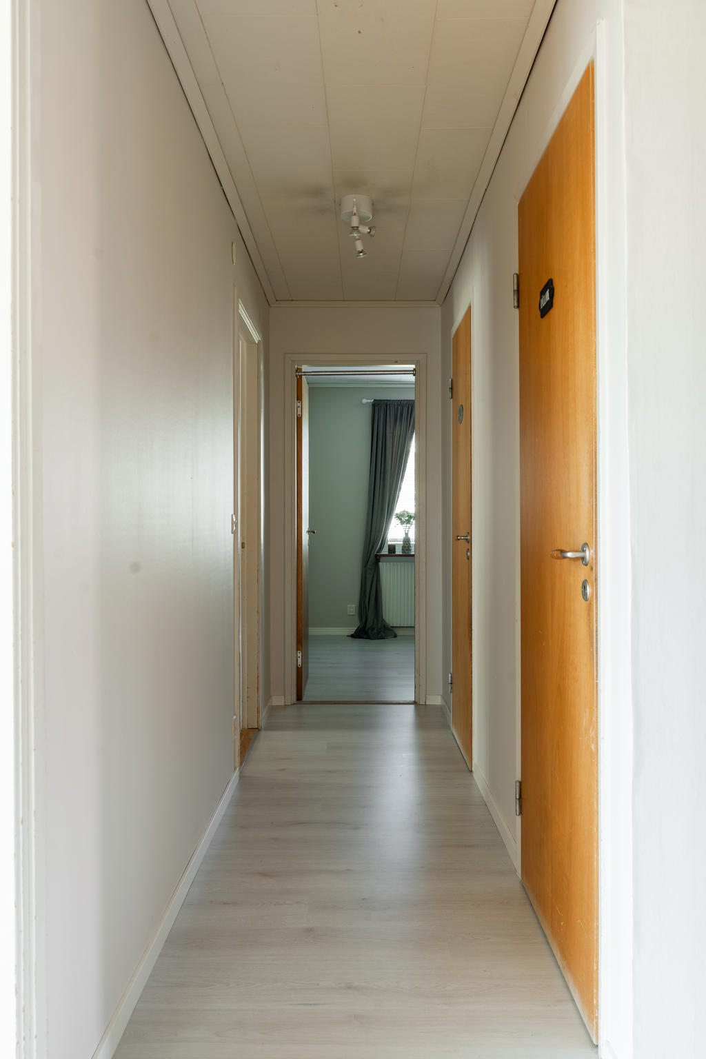 Hall mot sovrum och badrum entréplan