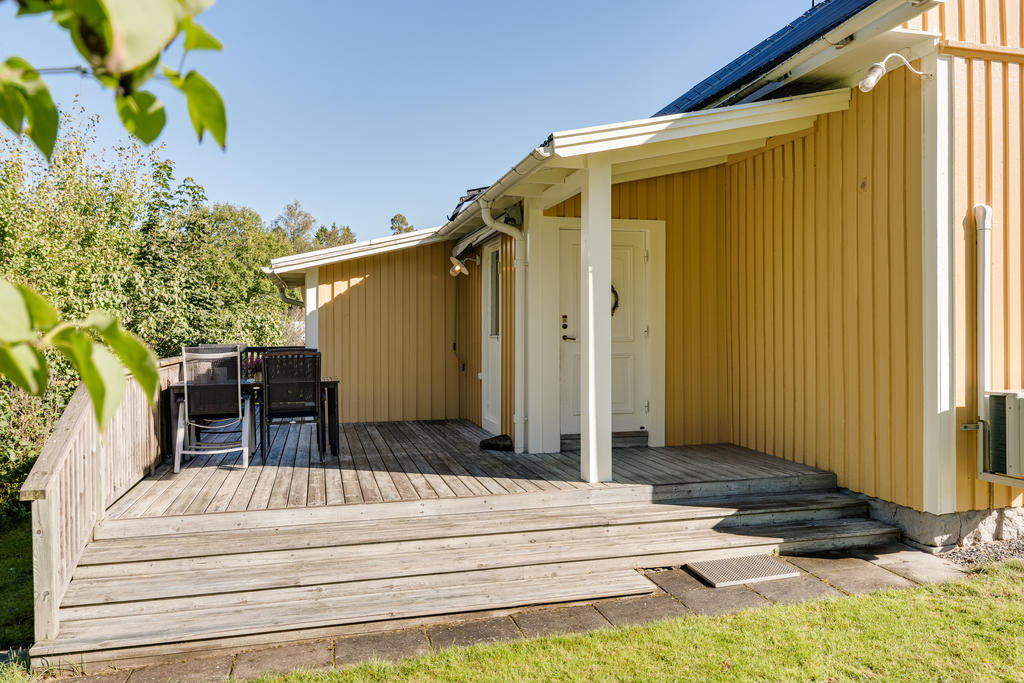 Trivsamt altandäck med plats för utemöbler. 