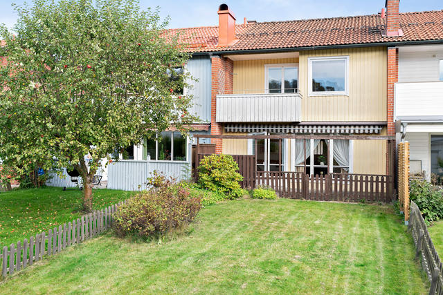 Radhus i 2 plan med bra läge