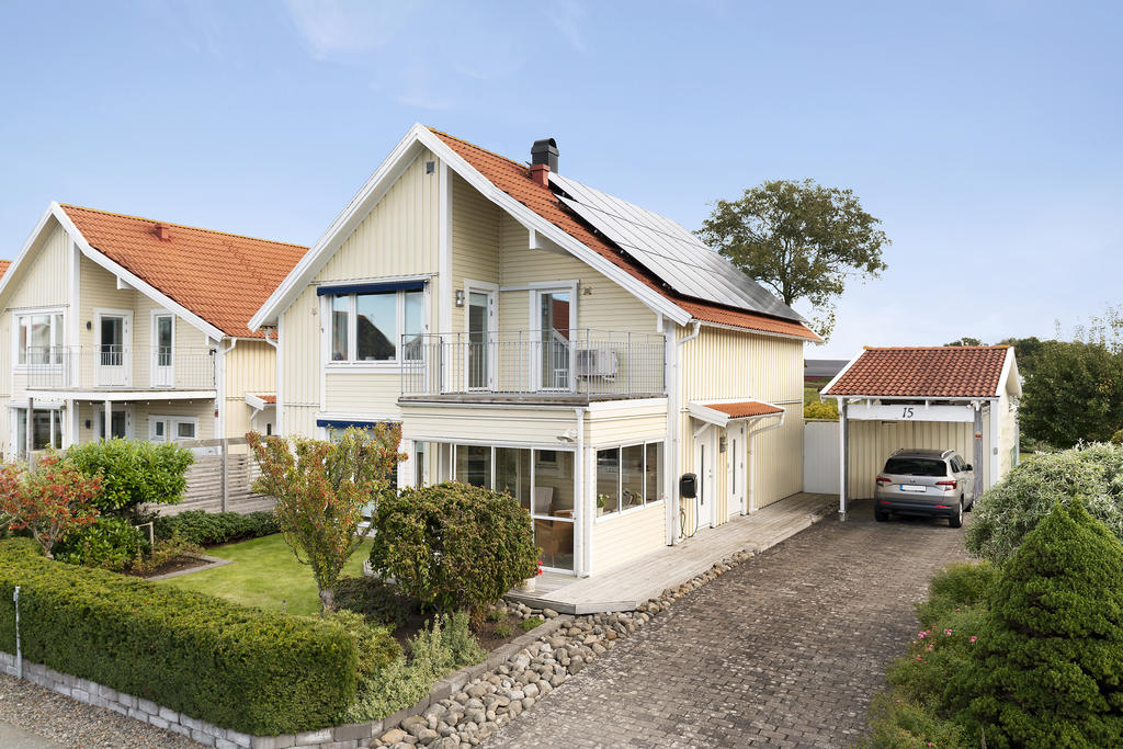 Hörntomt 1,5 plans hus med carport och förråd