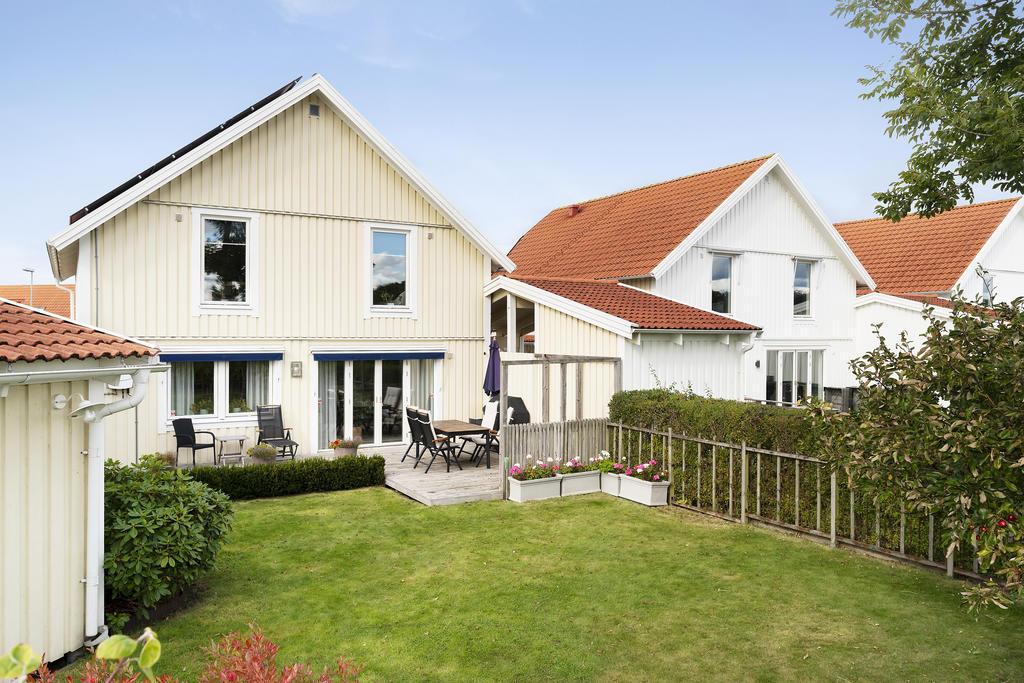 Härliga uteplatser både fram och baksidan