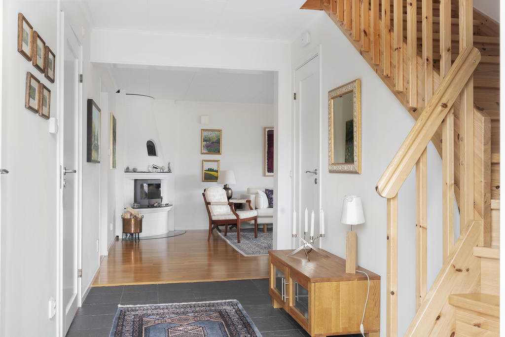 Entréhall med klinkergolv 