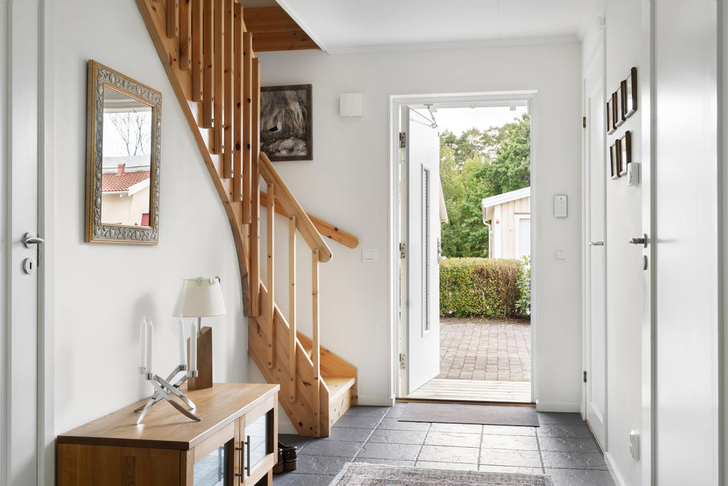 Trapphus med förråd undertill