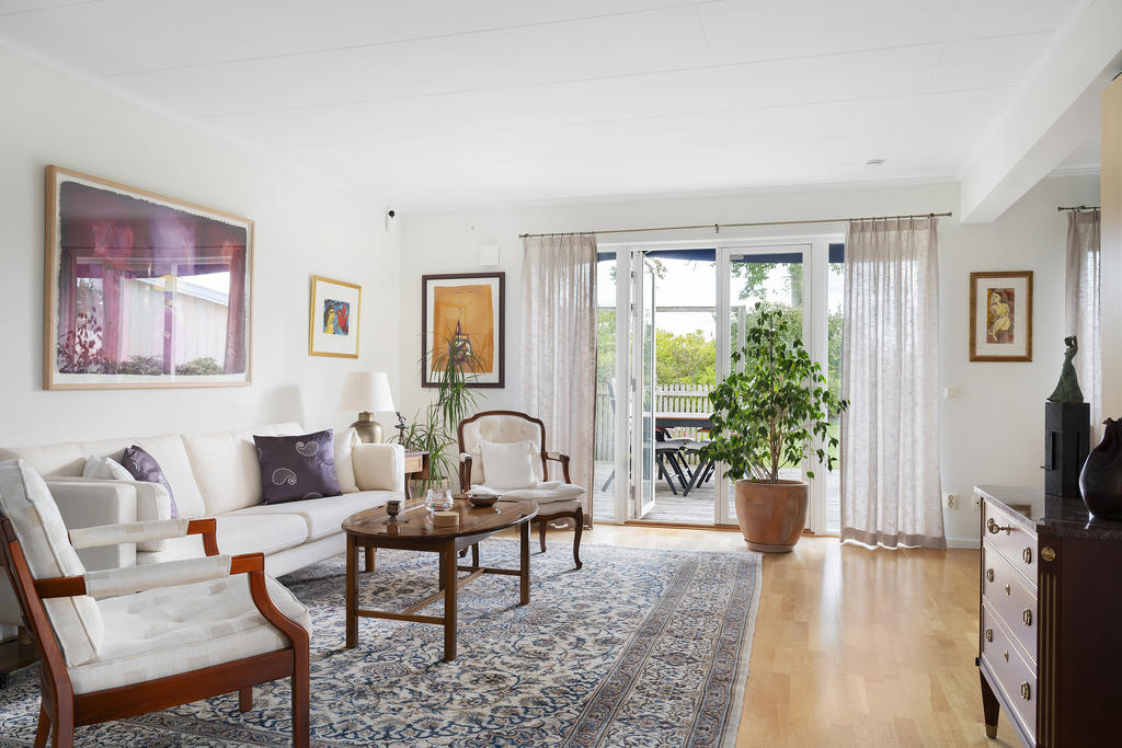 Vardagsrum med utg. till altan och trädgård 