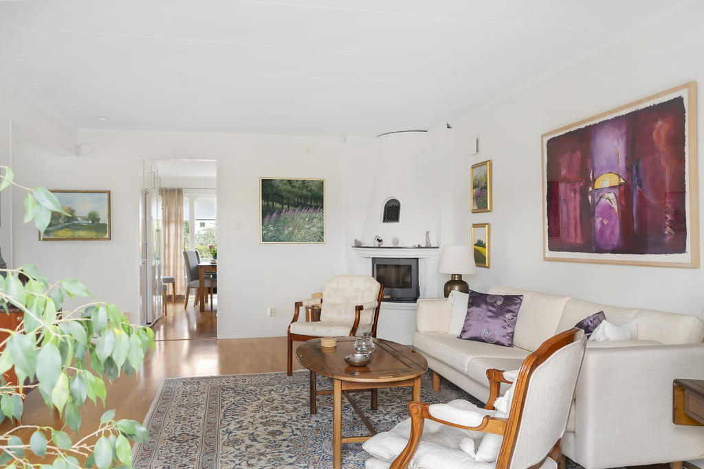 Vardagsrum med braskamin 